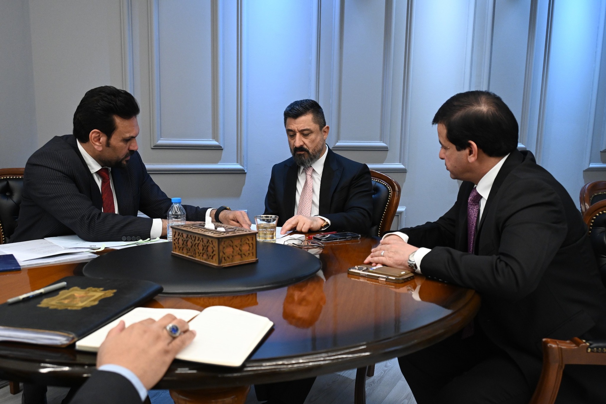 وزير العدل يناقش استكمال إجراءات نقل الحراس العقود الوجبة الثالثة إلى دائرة الإصلاح بالتنسيق مع وزارة الداخلية