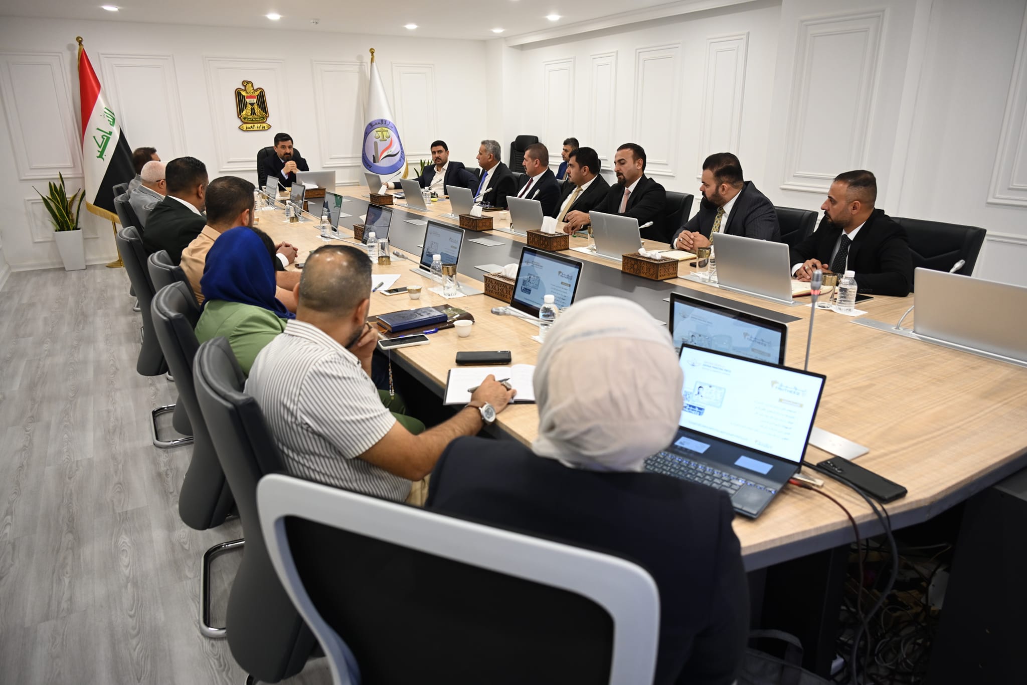 ضمن استراتيجية الوزارة نحو التحول الرقمي وزير العدل د. خالد شواني يترأس ورشة عمل لتعزيز التحول الرقمي في مجال ادارة البريد الالكتروني للمؤسسات العدلية