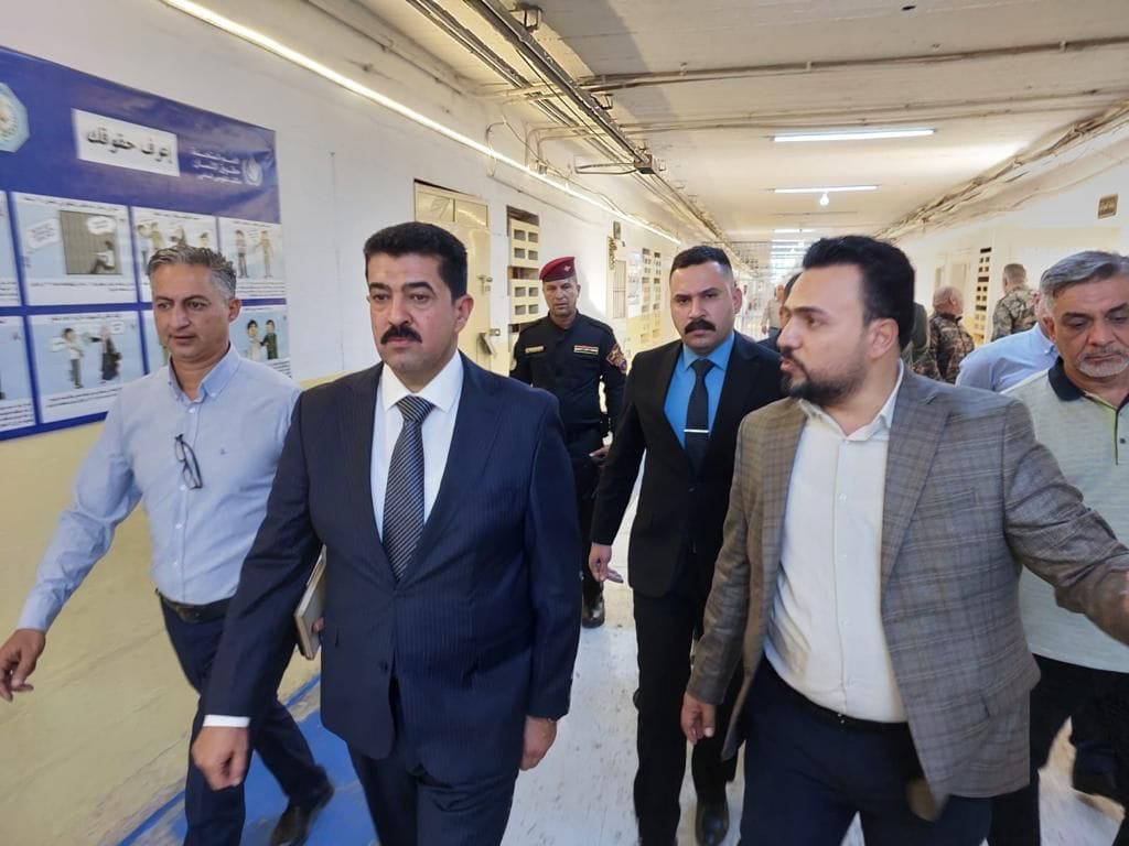بناءً على توجيهات معالي وزير العــدل.. مدير عام دائرة الاصلاح العراقية يلتقي بذوي النزلاء في سجن بغداد المركزي (أبو غريب)