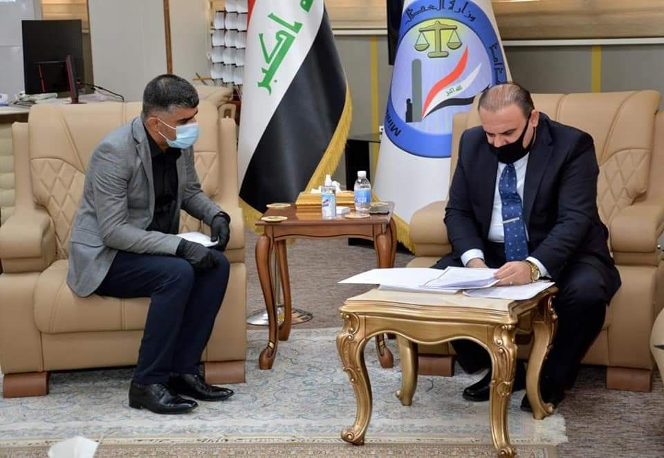 خلال استقباله عددا من المواطنين وموظفي الوزارة 