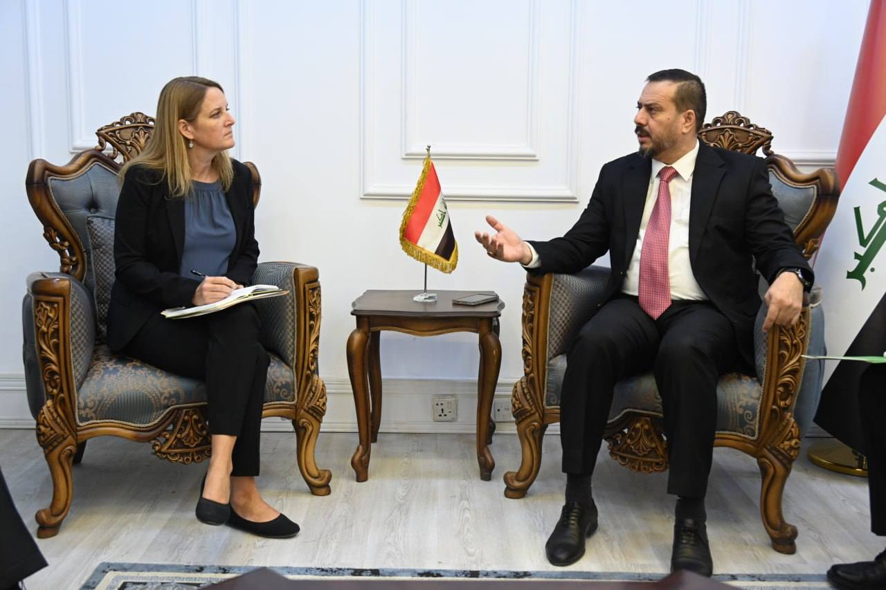 مدير عام دائرة العلاقات العدلية يبحث مع وفد السفارة الأمريكية تعزيز التعاون في ملفات الموقوفين