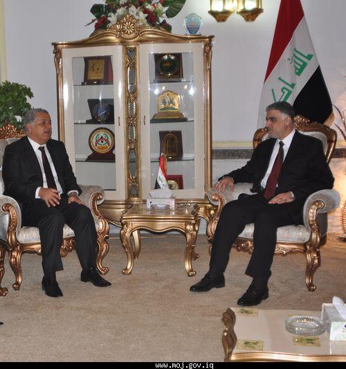 خلال لقاءه ممثلي شركة عالمية في مجال التقنيات الالكترونية