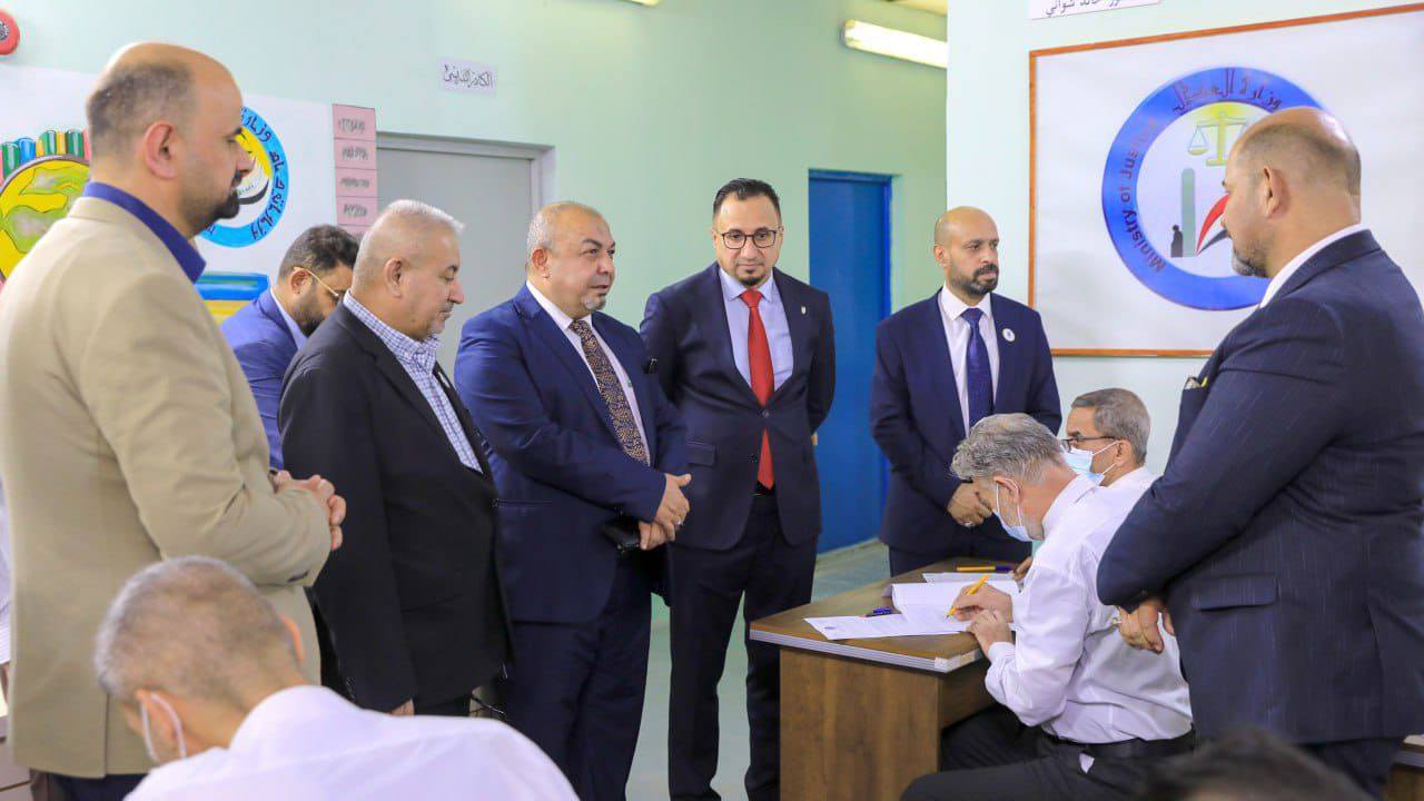 وفد من التعليم العالي يتفقد الامتحانات النهائية للنزلاء في سجن الناصرية ضمن مبادرة تعليمية لإعادة التأهيل