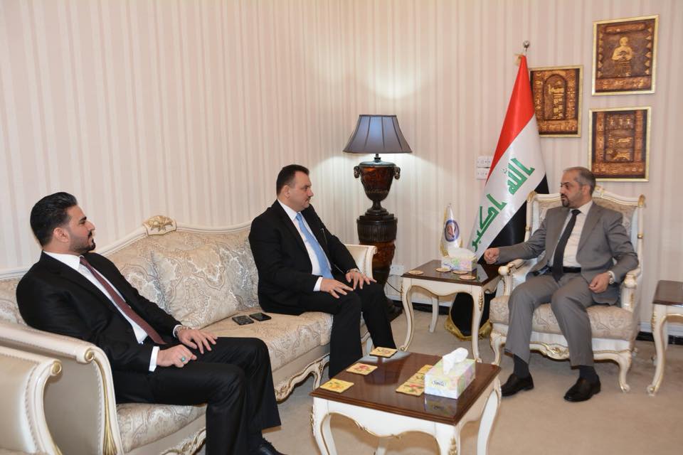 السيد وزير العدل د. حيدر الزاملي يستقبل كل من المفتش العام السابق السيد حسن العگيلي والمفتش العام الحالي السيد كريم الغزي 