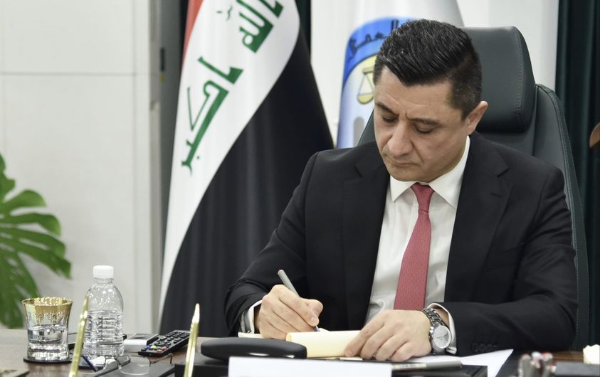 وزير العدل يكرم موظفين في كاتب عدل بني سعد لكشفهم وثائق شخصية مزورة 