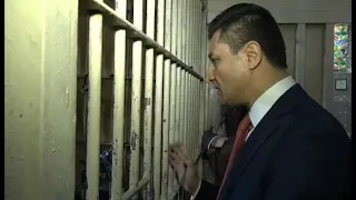زيارة السيد وزير العدل د.خالد شواني إلى الاقسام السجنية مساءً، ولقائه مع عدد من النزلاء، والإشراف بشكل شخصي على توزيع المواد السجنية على النزلاء بعد وصول معلومات من الجهات الرقابية بعدم توزيعها في وقت سابق