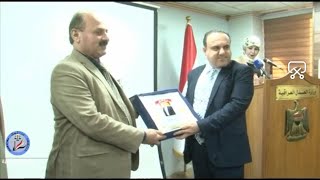 تثمينا لجهوده المبذولة في دعم وتأهيل السجون الاصلاحيةزير العدل يتسلم درع العطاء من قبل اهالي النزلاء