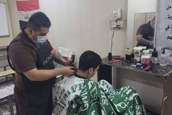 سجن ديالى ينظم دورة تأهيلية في الحلاقة للنزلاء دعماً لإعادة اندماجهم في المجتمع