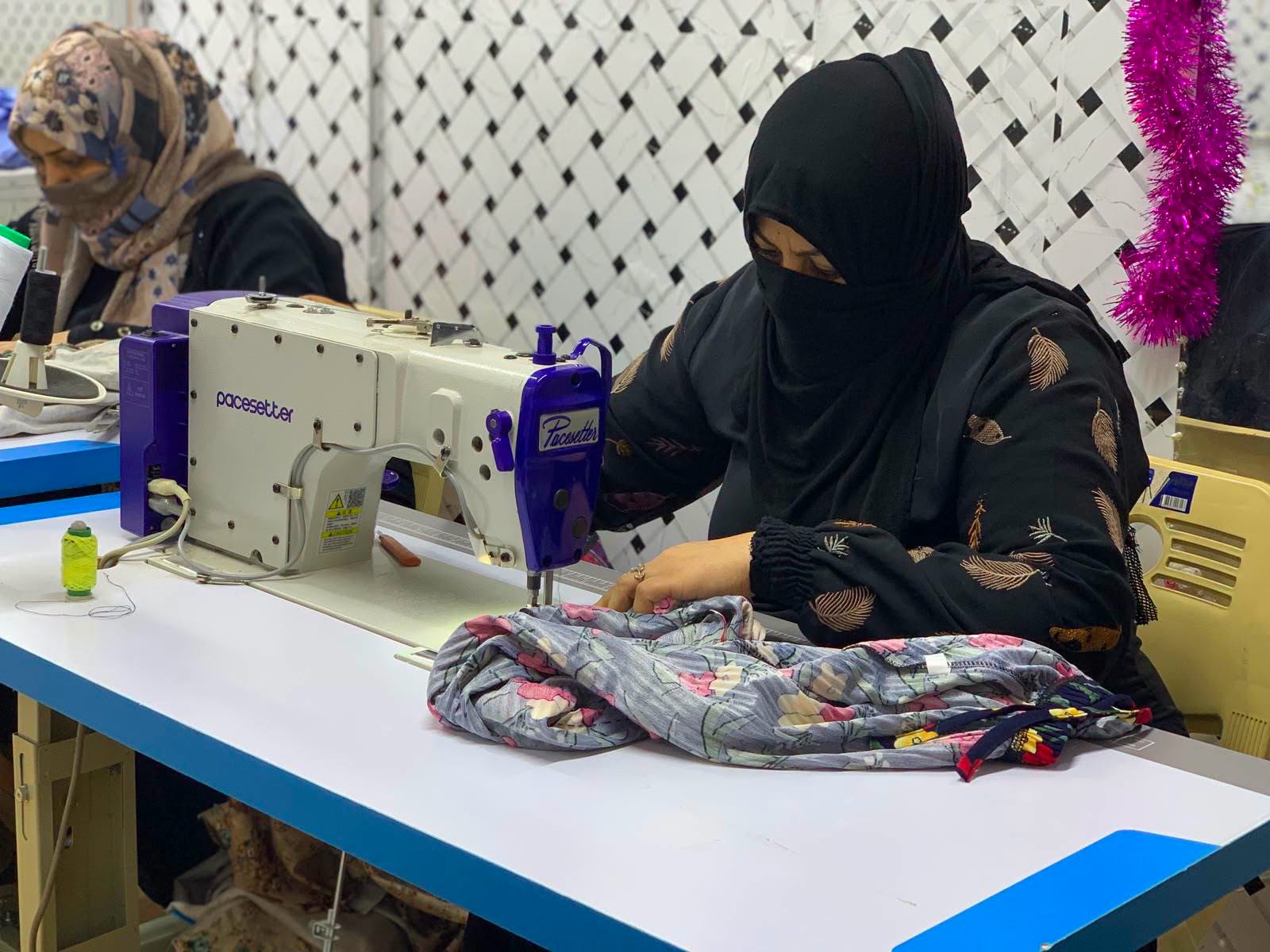 لتعزيز البرامج المهنية في السجون الاصلاحية ...سجن النساء المركزي يطلق دورة لتعليم فن الخياطة بمشاركة 60 نزيلة