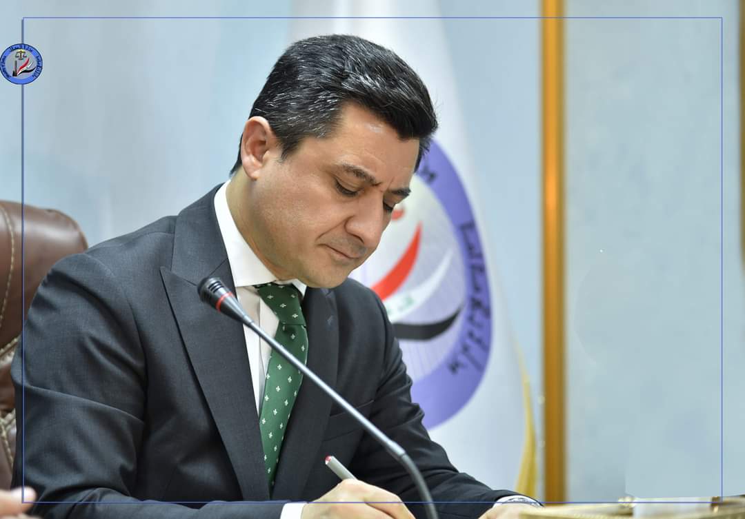 وزير العدل يكرم موظفين لكشفهم مستمسكات مزورة  لاصدار وكالة مخصوصة بالعقار في كاتب عــدل الاعظمية 