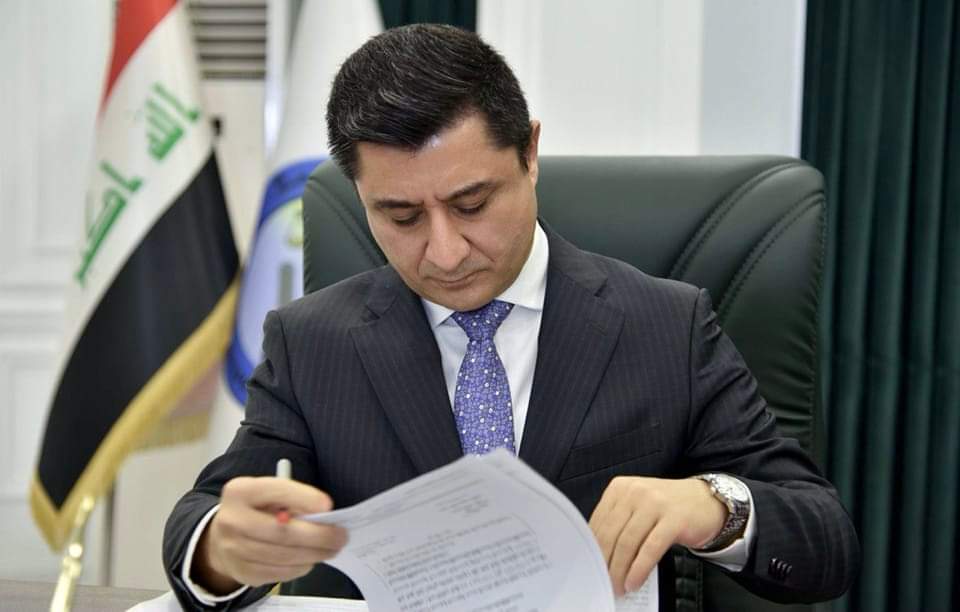 وزير العدل يكافئ موظفين لكشفهم حالة تزوير في كاتب عدل بني سعد 