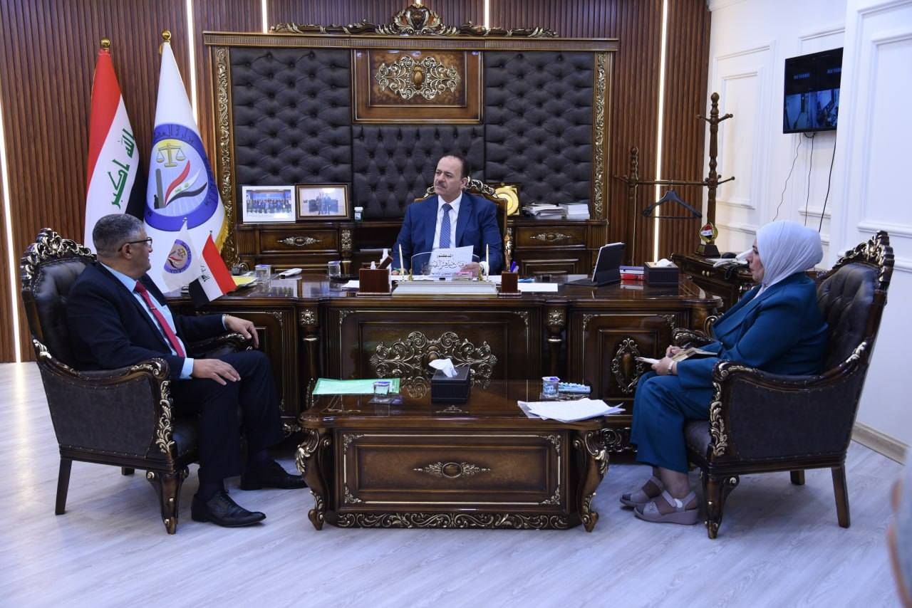 ضمن اللقاءات الأسبوعية... وكيل وزارة العدل للشؤون الإدارية والمالية يستقبل المواطنين ويؤكد تعزيز الاستجابة لمطالبهم واحتياجاتهم