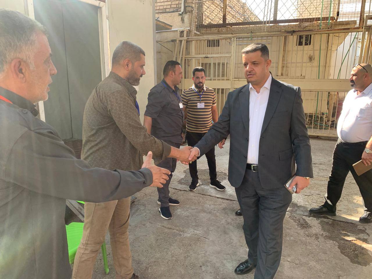 مدير عام دائره اصلاح الاحداث يجري زيارة تفقدية الى مدرسه تأهيل الشباب البالغين للاطلاع على سير مواجهات الاحداث المودعين مع ذويهم