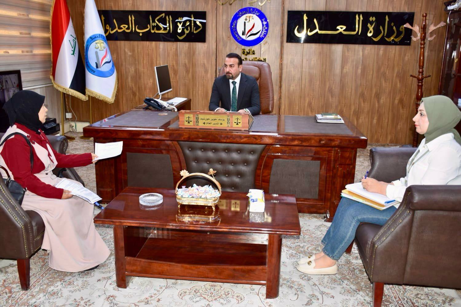 مدير عام دائرة الكتاب العدول يجري مقابلات مع عدد من المواطنين للاستماع إلى شكاواهم ومقترحاتهم