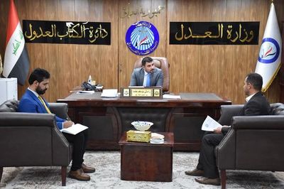 مدير عام دائرة الكتاب العدول يلتقي مجموعة من المواطنين والموظفين