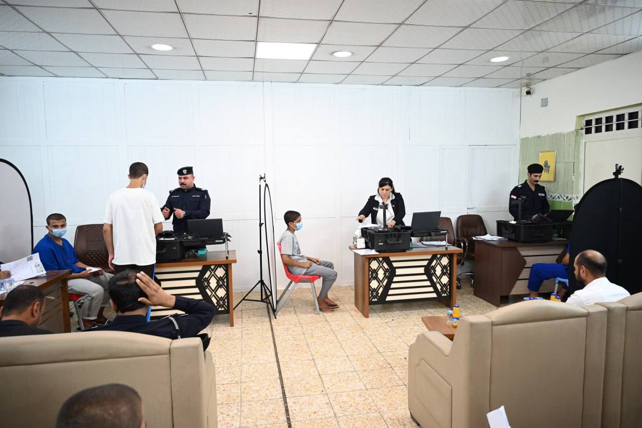 في سابقة هي الأولى من نوعها بالعراق ... العدل : إصدار البطاقات الوطنية الموحدة للأحداث داخل الأقسام الإصلاحية التابعة للوزارة