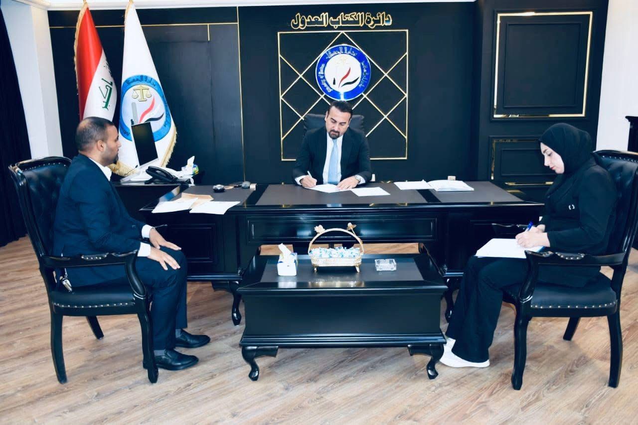 ضمن برنامجه الأسبوعي للتواصل مع المواطنين... مدير عام دائرة الكتاب العدول يستقبل عدداً من المواطنين ويؤكد حرص الدائرة على تحقيق العدالة وخدمة المجتمع استقبل مدير عام دائرة الكتاب العدول،