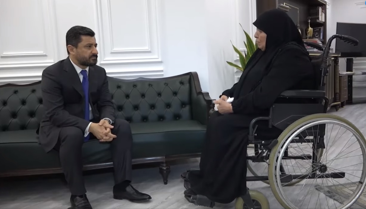 وزير العدل د. خالد شواني يستجيب لمناشدة والدة احد النزلاء بطلب مواجهه خاصه بسبب سوء حالتها الصحية  مع توفير كافة التسهيلات .