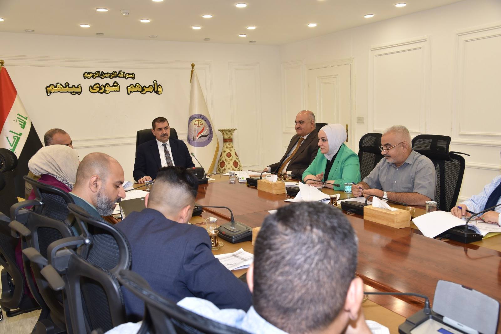 مدير عام الدائرة الإدارية والمالية يعقد اجتماعًا مع ديوان الرقابة المالية ومديري الأقسام الموازنة لمناقشة مسودة تقرير الأداء للأعوام 2020 – 2021 – 2022
