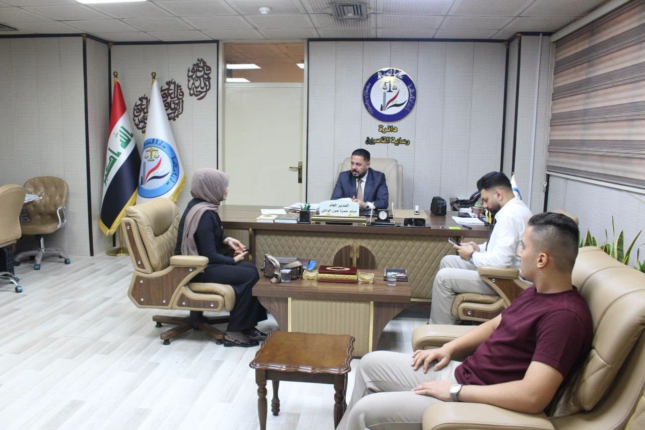 مدير عام دائرة رعاية القاصرين يستمع الى طلبات المواطنين خلال لقائه الأسبوعي بالمراجعين