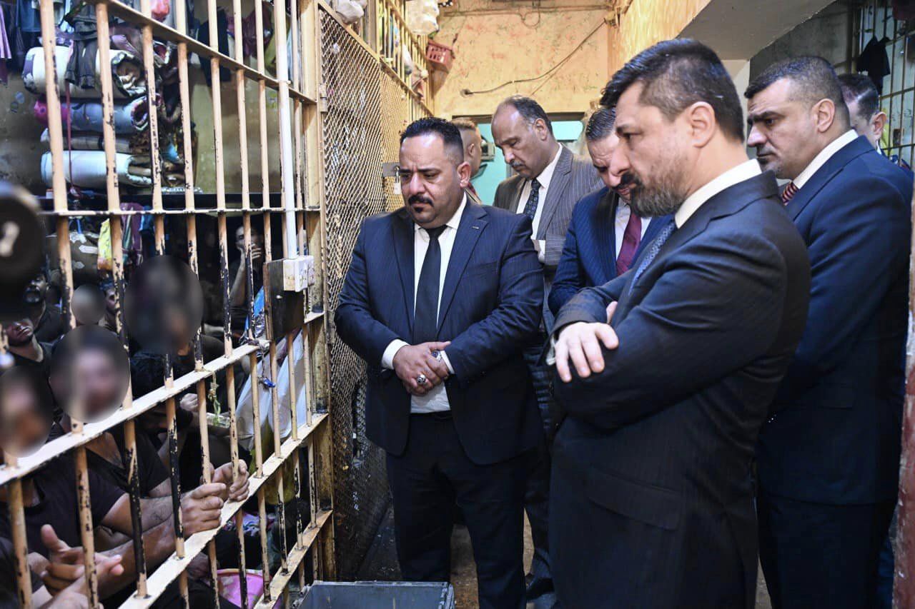 خلال جولته الليلية لسجن البصرة المركزي … وزير العدل د. خالد شواني يتابع بشكل مباشر على أوضاع النزلاء القانونية والإنسانية