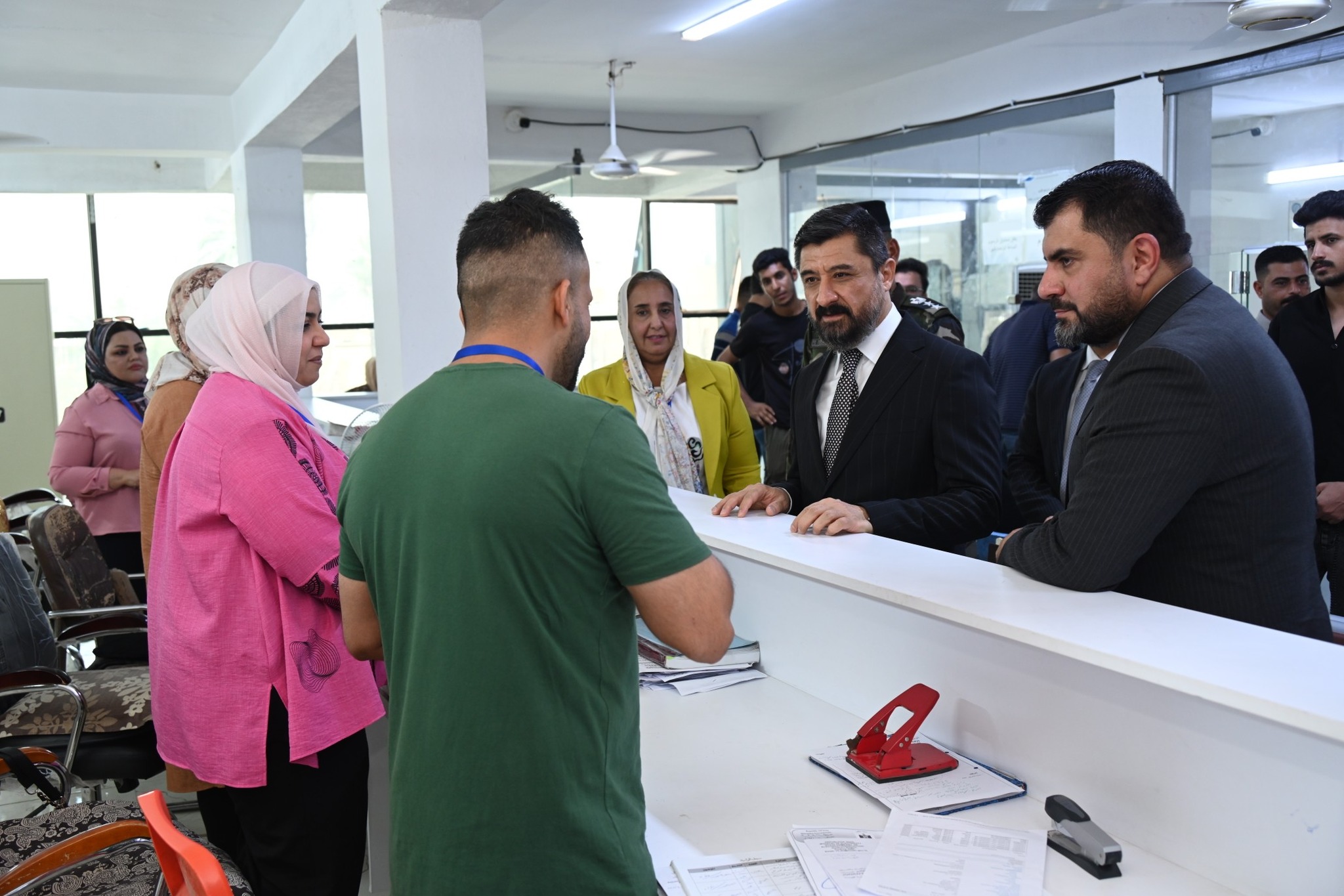 خلال زيارته إلى مديرية تنفيذ البياع… وزير العدل يوجّه بتبسيط الإجراءات وتقديم الخدمات للمواطنين بانسيابية، ويُشيد بأهمية الدفع الإلكتروني في تقليل حالات الفساد وتسريع إنجاز المعاملات