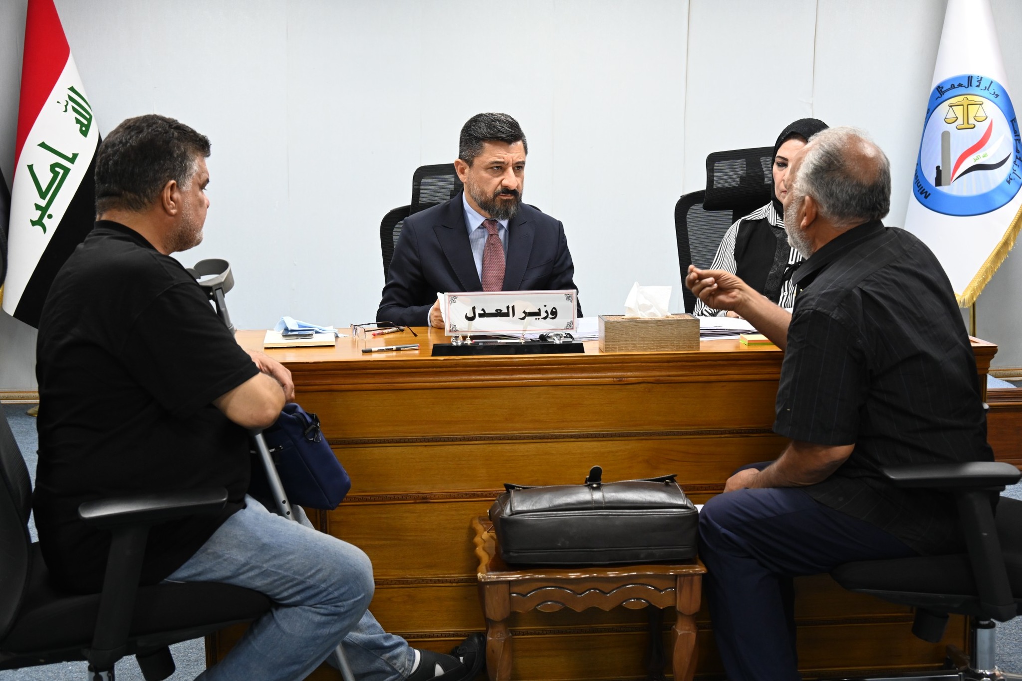 وزير العدل يستقبل المواطنين في مقر الوزارة ويُوجّه بتبسيط الإجراءات وتسريع إنجاز المعاملات وفقاً للقانون