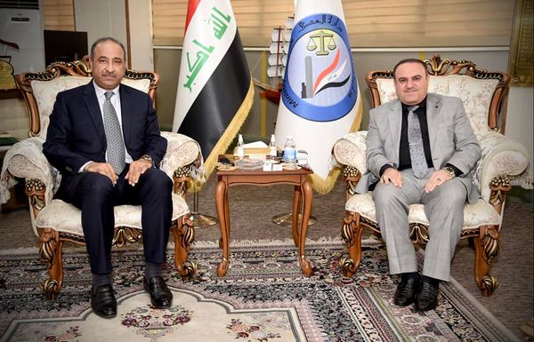 لإقامة معرضاً فنياُ خاصاً للنزلاء 