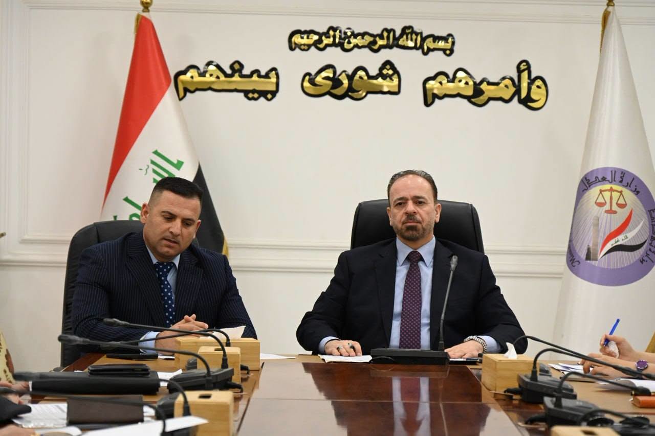 وكيل وزارة العدل للشؤون الإدارية والمالية يبحث مع مدير الجهاز التنفيذي لمحو الامية تطوير برنامج تعليم النزلاء المودعين
