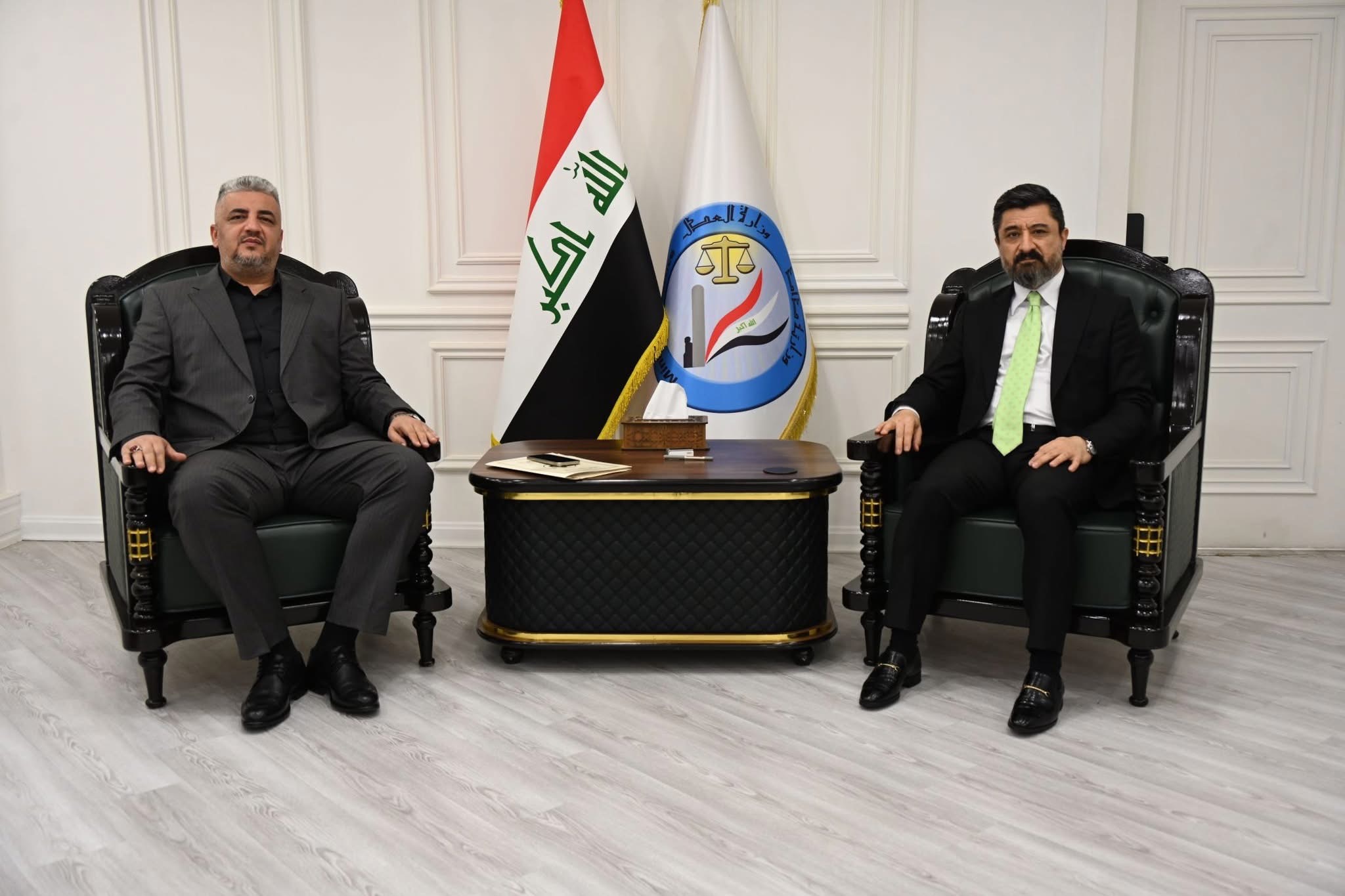 وزير العدل يستقبل النائب عن محافظة ذي قار عماد قاسم عزيز الذي كان موظفاً في الوزارة قبل نيله ثقة المواطنين لعضوية مجلس النواب