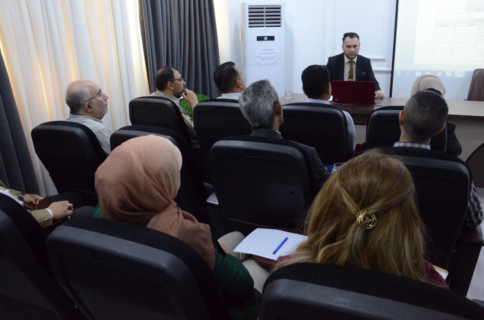 فريق من قسم ادارة الجودة الشاملة يعقد اجتماعا لانشاء سجل خاص بادارة المخاطر في الوزارة