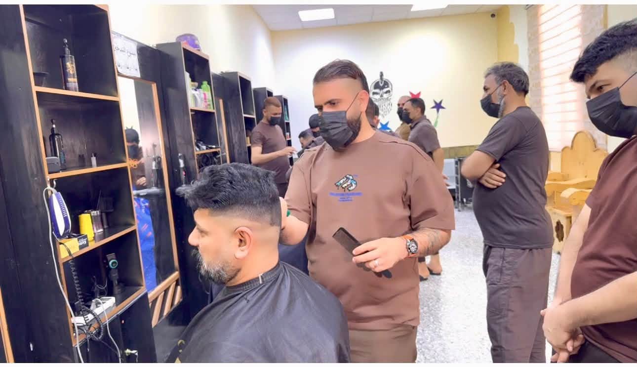سجن الناصرية الإصلاحي ينظم دورة تدريبية لتأهيل النزلاء وتعليمهم مهنة الحلاقة