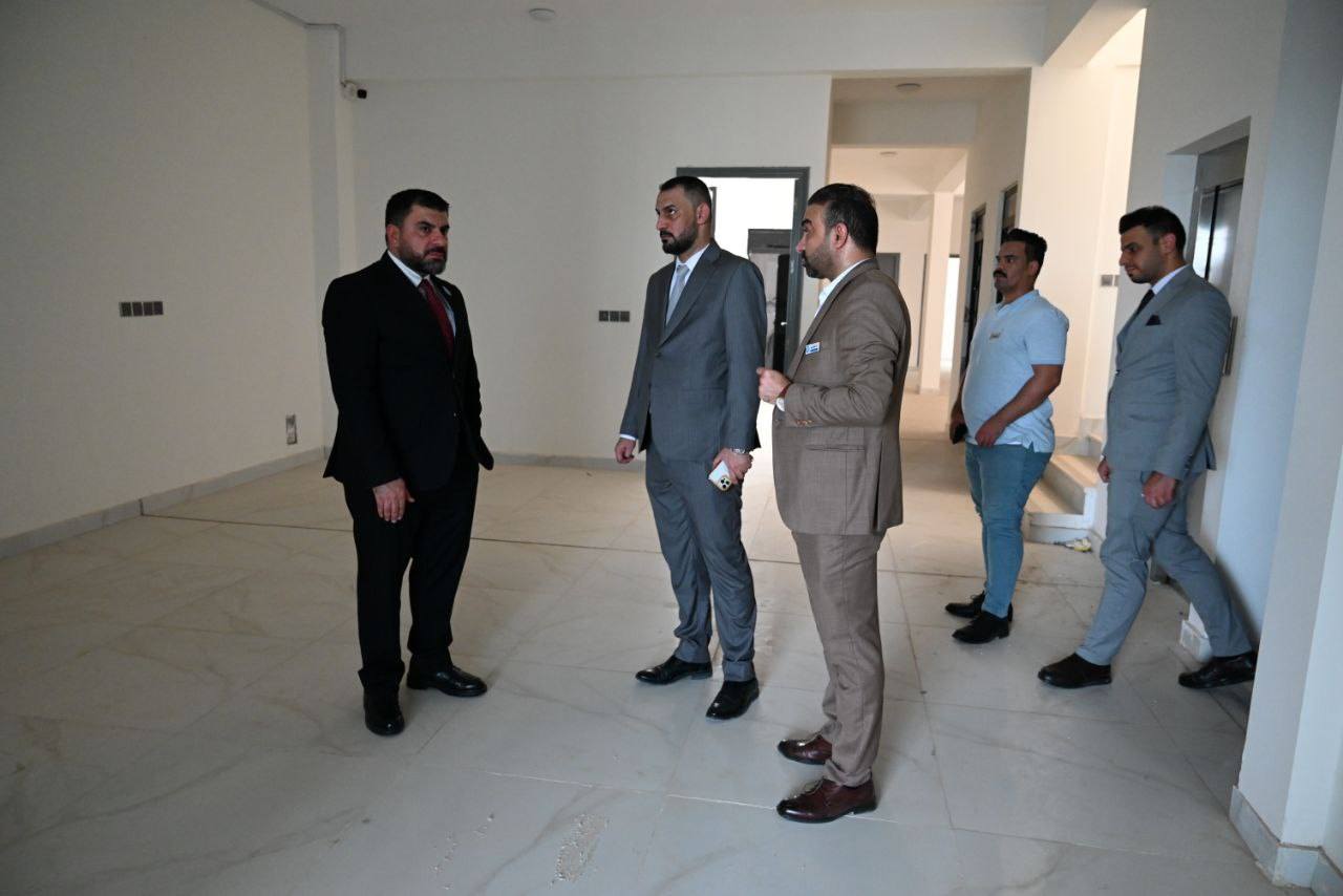 تنفيذًا لتوجيهات معالي وزير العدل بشطر مديرية تنفيذ الناصرية... مدير عام الدائرة يشرف ميدانيًا على عملية تقطيع وتأثيث البناية الجديدة تمهيدًا لافتتاحها