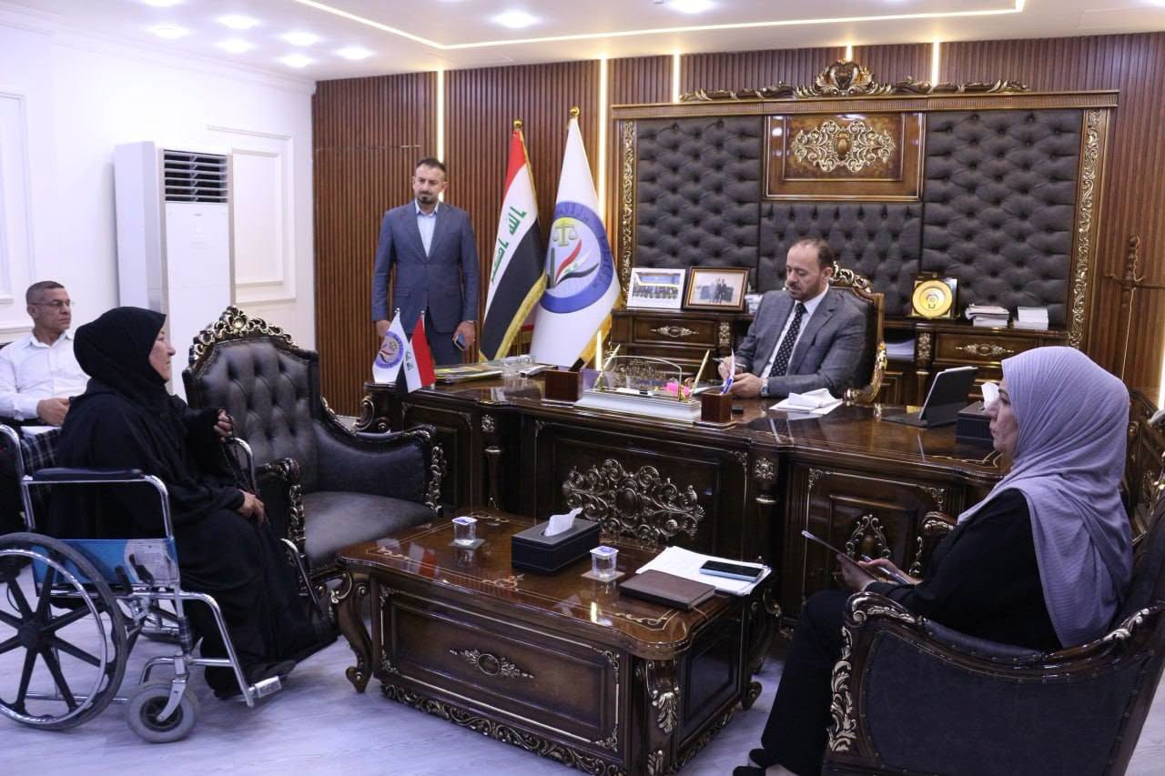 وكيل وزارة العدل للشؤون الادارية والمالية يستقبل المواطنين لمتابعة طلباتهم والاستماع الى ملاحظاتهم
