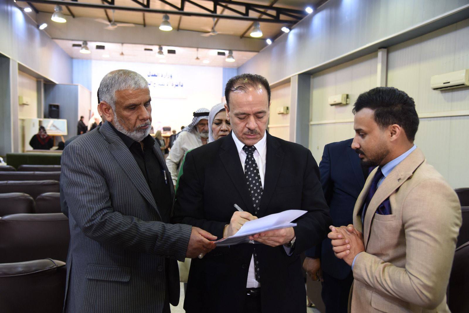 وكيل وزارة العدل للشؤون الإدارية والمالية يستقبل المواطنين في دائرة الإصلاح العراقية للنظر في قضاياهم ومتابعة طلباتهم