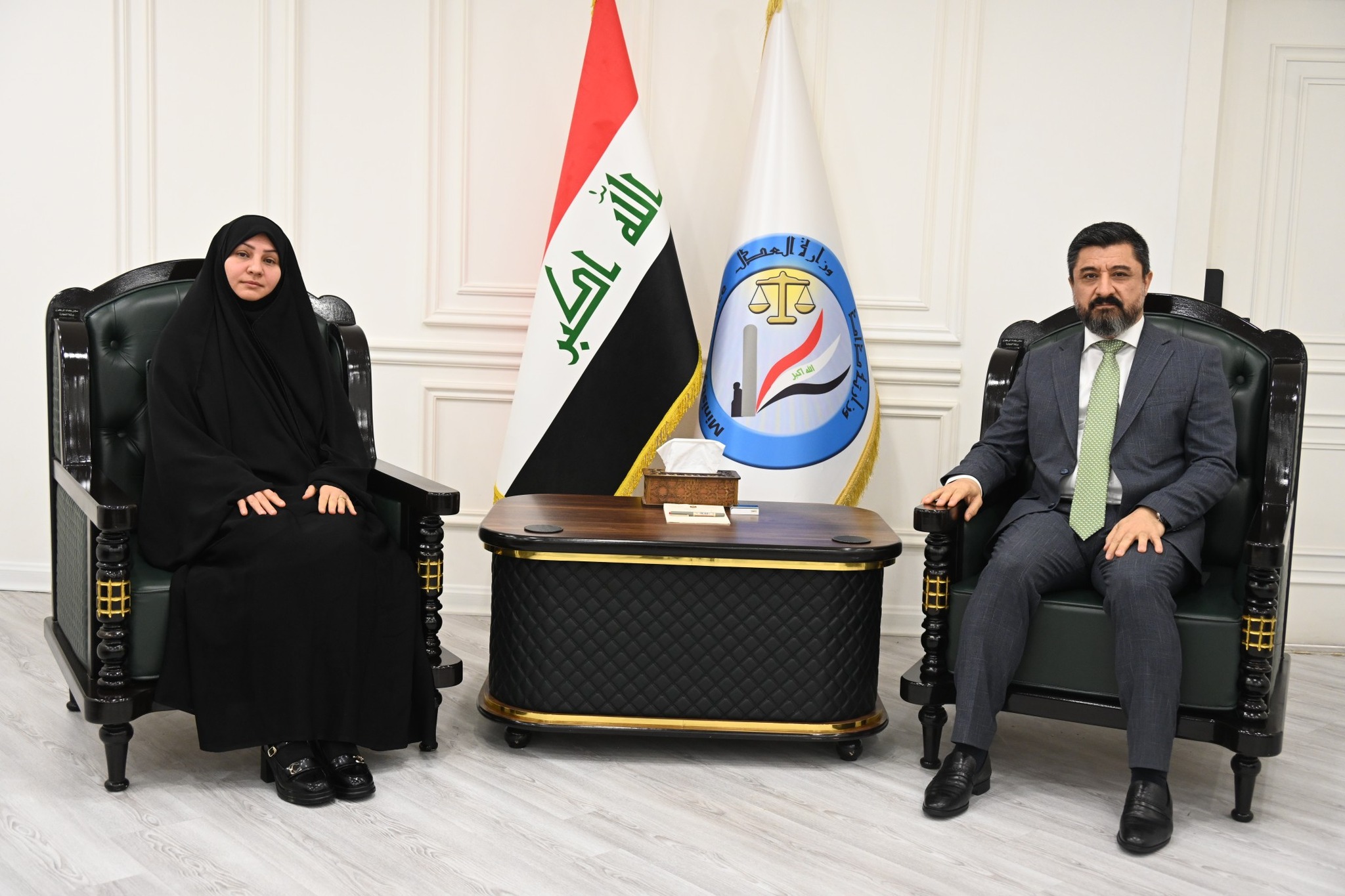 بعد نيلها ثقة المواطنين في الانتخابات الأخيرة… وزير العدل يستقبل المرشحة الفائزة عن محافظة بابل من ملاكات دائرة الكتّاب العدول