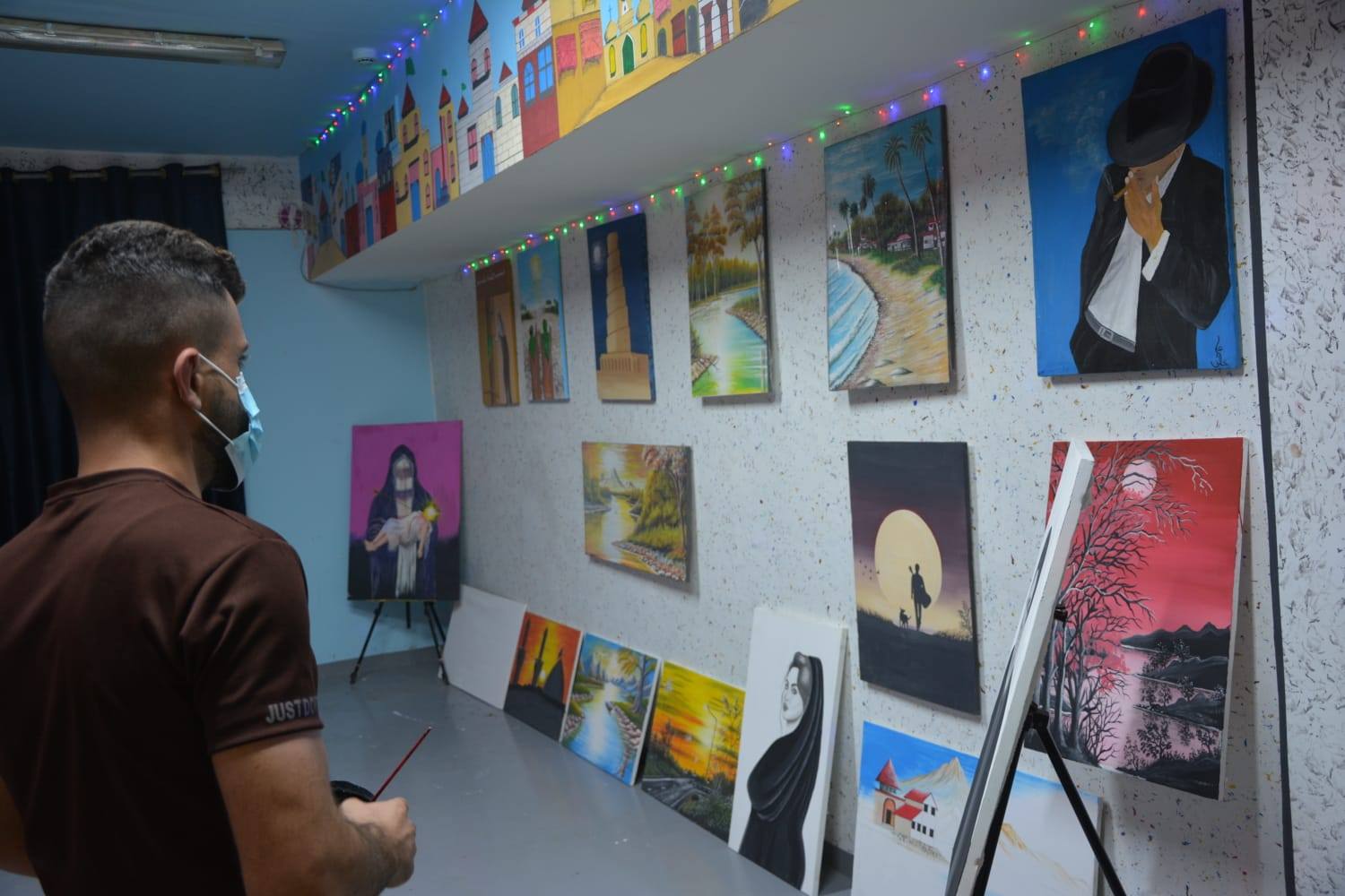 من العزلة إلى الإبداع.. نزيل في سجن بابل المركزي يحوّل محبسه إلى مرسم للأمل