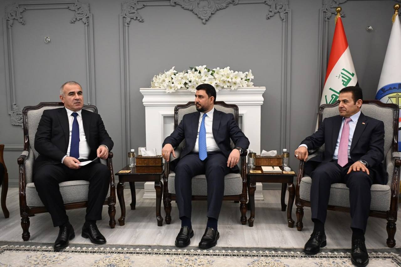 الوكيل الأقدم لوزارة العدل يستقبل مستشار الأمن القومي في جمهورية طاجيكستان ويبحثان التعاون العدلي والقانوني بين البلدين