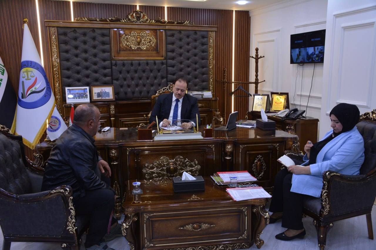 وكيل وزارة العدل للشؤون الإدارية والمالية يستقبل المواطنين لمتابعة إنجاز معاملاتهم