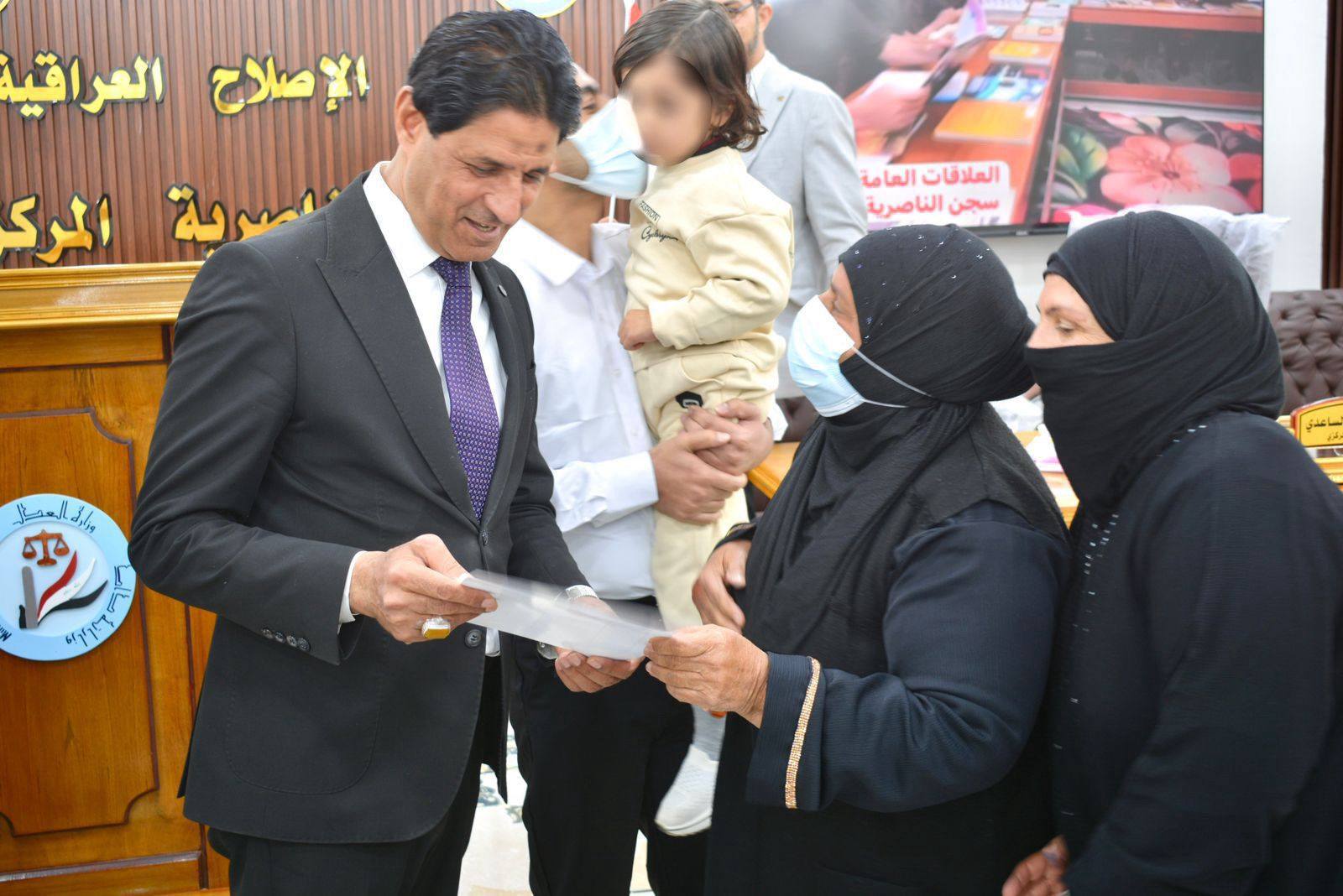 وزارة العدل: بحضور ذوي النزلاء سجن الناصرية المركزي يوزّع نتائج النصف الأول من السنة الحالية لمدرسة متوسطة إرادة التغيير داخل السجن