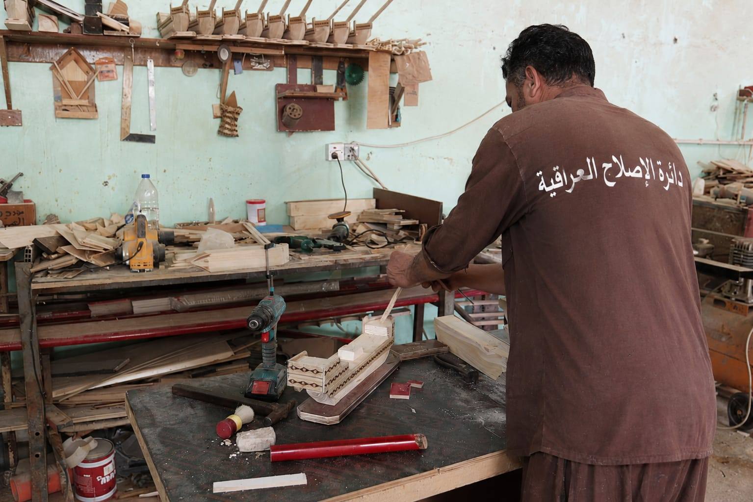ضمن برامج التأهيل والإصلاح المهني للنزلاء.. سجن العمارة المركزي يواصل تدريب النزلاء في ورش النجارة وتنمية مهاراتهم المهنية